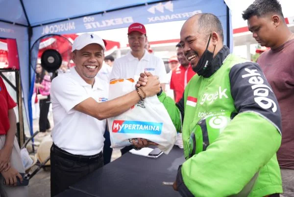 Rayakan Kemerdekaan RI ke-81, Pertamina Sumbagsel Sapa Pelanggan dan Bagikan Beasiswa di SPBU Kenten
(Foto: Dok Pertamina Patra Niaga Sumbagsel)