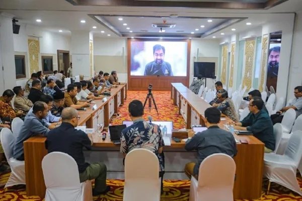 Gubernur Aceh Muzakir Manaf atau Mualem saat rapat perpanjangan keempat status tanggap darurat bencana hidrometeorologi Aceh secara virtual (zoom), di ruang rapat Posko Tanggap Darurat Bencana Banjir dan Longsor Aceh (Dok : Ist).