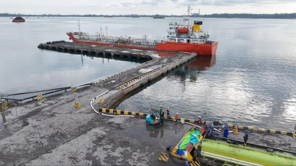 PTP Nonpetikemas Bengkulu Perdana Operasikan Layanan Drop Tank Curah Cair di Pulau Baai (Foto: PTP Nonpetikemas)