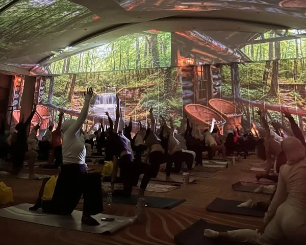 Gelar Cinematic Yoga, Aryaduta Palembang Hadirkan Pengalaman Unik bagi Ratusan Peserta (Foto : Aryaduta Palembang)