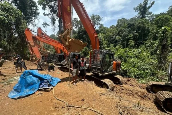 Aparat kepolisian mengamankan ekskavator yang digunanakan untuk tambang emas ilegal (Dok : Ist).