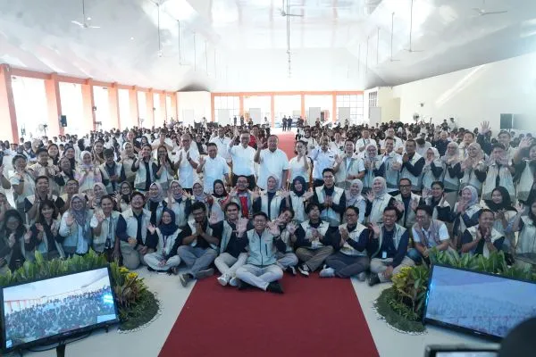 Guru dan siswa Sekolah Rakyat Terpadu Kulon Progo berfoto bersama dalam rangkaian program 
Connect.in-Spirasi: Yogyakarta Chapter 2026 (Foto: Dok Telkom Indonesia)