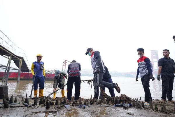 Dukung Kebersihan Lingkungan, 6 Relawan Pertamina RU Plaju Ikut Clean Up Sungai Musi
(Foto : Dok Pertamina Patra Niaga Kilang Plaju)