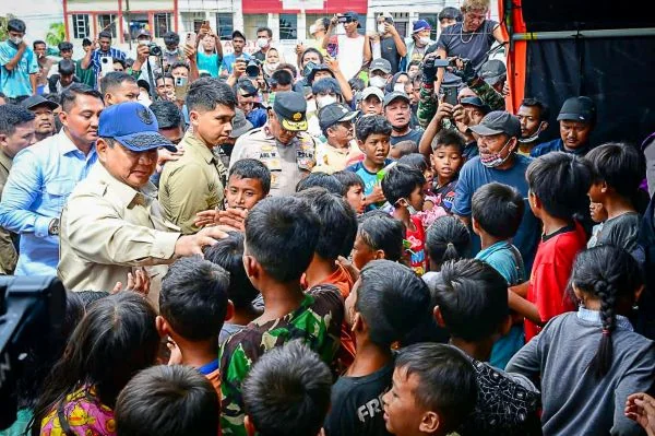 Presiden Prabowo saat mengunjungi Posko Pengungsian di Aceh Tamiang (Dok : Ist).