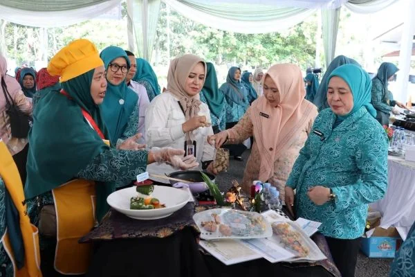 Kue Ulang Tahun Sarden, Inovasi Serba Ikan PKK Palembang Cegah Stunting (Foto: Pemkot Palembang)