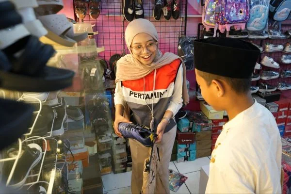 Pertamina Patra Niaga Regional Sumbagsel Ajak Anak Panti Asuhan Yunida Rizki Belanja dan Makan Bersama (Foto : Dok Pertamina Patra Niaga Sumbagsel)