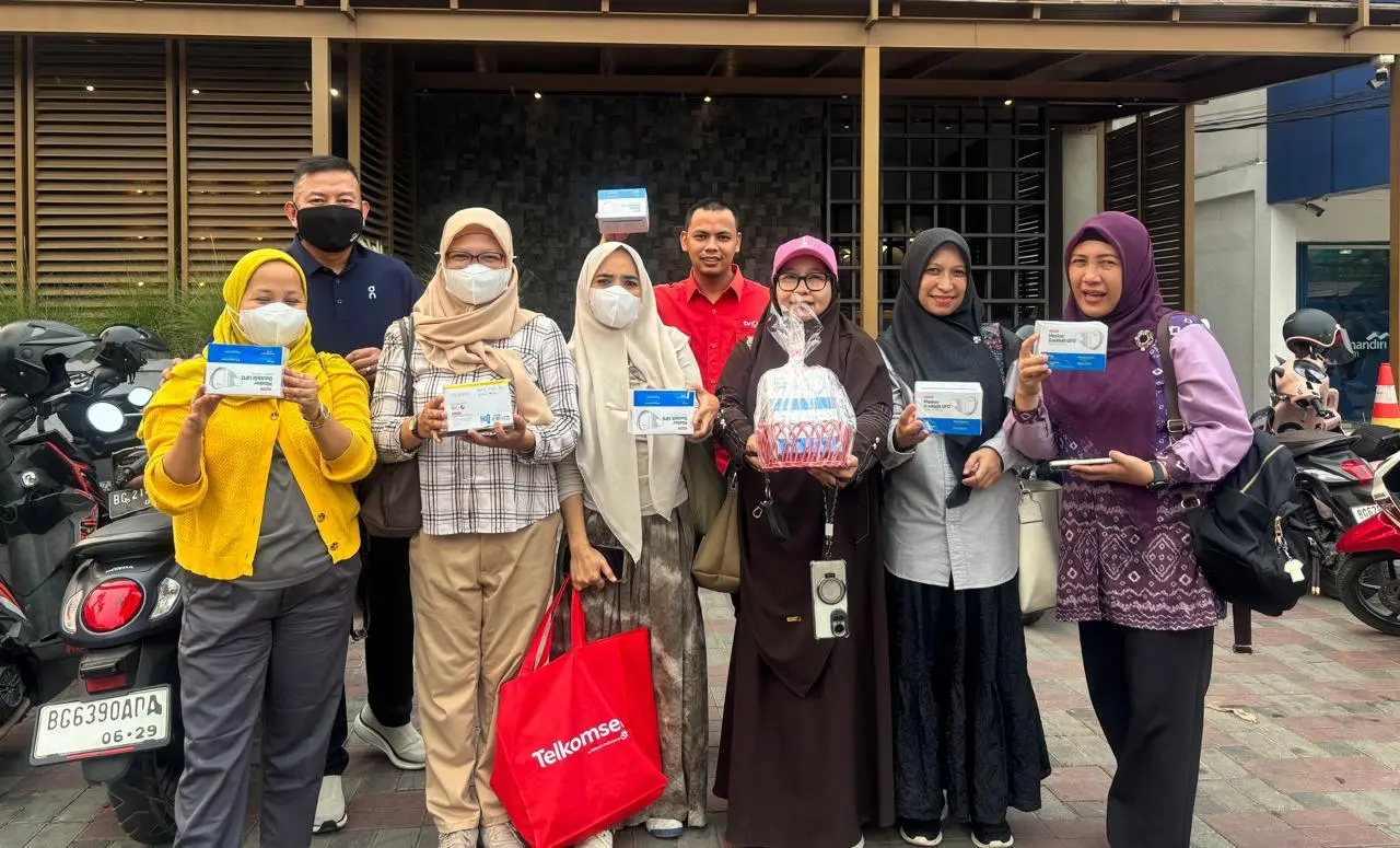 Peduli Kesehatan Jurnalis, Telkomsel Bagikan Masker di Tengah Kabut Asap Palembang (Foto: Dok Telkomsel Sumbagsel)