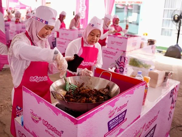 Sukses Sabet Rekor MURI, Pertamina Sumbagsel Bagikan 1.000 Porsi Ayam Kecap Gratis di Palembang (Foto: Dok Pertamina Patra Niaga Sumbagsel)