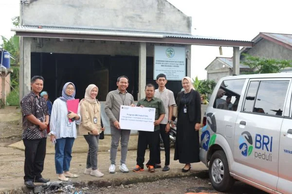 Tingkatkan Layanan Medis, BRI Peduli Berikan Bantuan Ambulans bagi Warga Pagaralam (Foto: BRI)