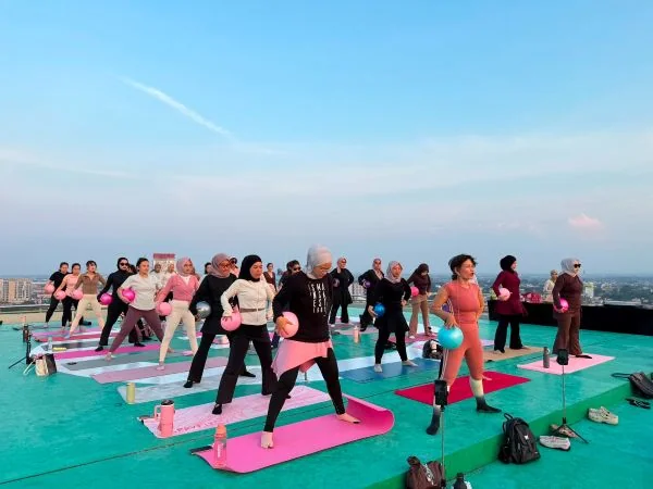 Pertama dan Satu-Satunya di Palembang! ARYADUTA Gelar Matt Pilates di Helipad dari Sunrise hingga Sunset (Foto: Aryaduta Hotel Palembang)