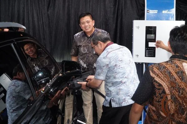 ‎Ngecas Mobil Listrik Sambil Transaksi, BSI Regional Palembang Sediakan SPKLU Khusus Nasabah
(Foto: BSI)