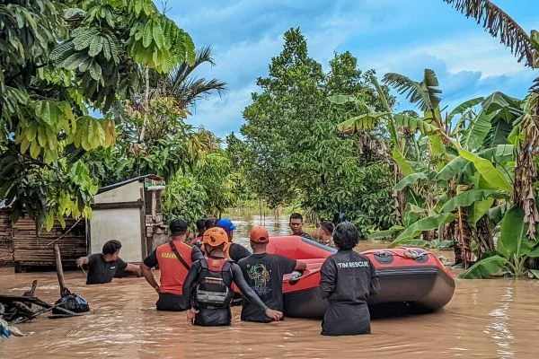 BPBD Padang saat mengevakuasi korban banjir (Dok : Ist).