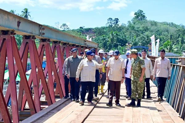 Gubernur Sumatera Utara (Sumut) Muhammad Bobby Afif Nasution mendampingi kunjungan Presiden RI Prabowo Subianto, meninjau progres pembangunan jembatan di Desa Garoga, Kecamatan Batangtoru, Kabupaten Tapanuli Selatan (Dok : Ist).