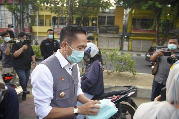 ISPU Masuk Kategori Tidak Sehat, Ratu Dewa Pimpin Pembagian 16.500 Masker di Palembang (Foto: Dok Pemkot Palembang)
