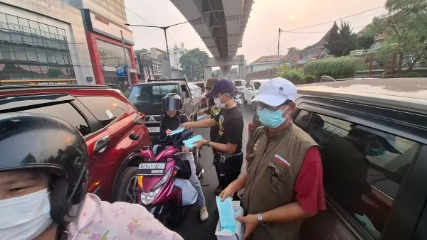 Dampak Karhutla Sumsel Makin Parah, Budi Perkasa dan Yayasan Kawan Lamo Turun ke Jalan Bagikan Masker (Foto : Ist)