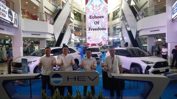 Kepala Cabang Auto2000 Veteran Julian, Operation Manager TAG Palembang Dian Saputra, Kepala Cabang Auto2000 TAA dan Kepala Cabang Auto2000 Plaju, Teddy Marisya saat membuka event Toyota Space 2026 di atrium PTC Mall. (Foto: KabarSumatra)