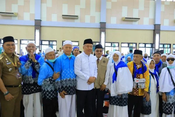 443 Jemaah Haji Kloter I Palembang Tiba, Cik Ujang Sampaikan Syukur
(Foto: Humas Pemprov Sumsel)