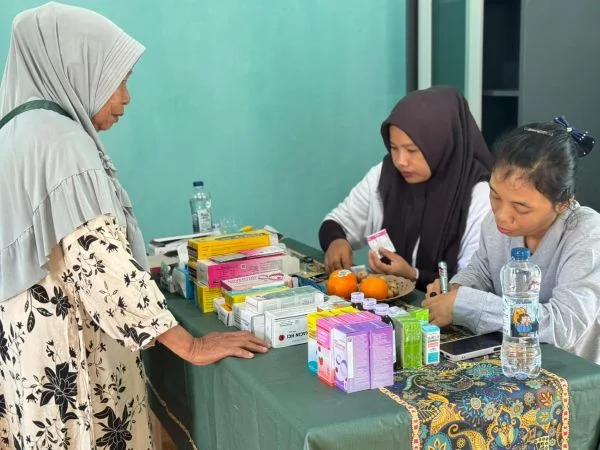 Seorang warga menerima obat dan penjelasan penggunaan dari tenaga medis setelah menjalani pemeriksaan kesehatan dalam kegiatan layanan pengobatan umum gratis di Desa Sukananti (Foto : Sinar Mas Agribusiness and Food)