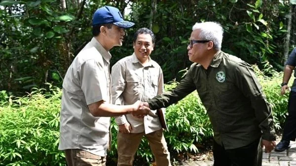 Menteri Transmigrasi (Mentrans) M. Iftitah Sulaiman Suryanagara saat mengunjungi kawasan Samboja Lestari