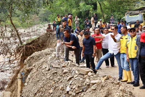 Sekda Aceh, M. Nasir bersama Asisten Pemerintahan, Keistimewaan Aceh & Kesejahteraan Rakyat Sekda Aceh Drs. Syakir, Kadis PUPR Aceh Ir. Mawardi, dan rombongan terjebak longsor di Gampong Tetumpun (Dok : Ist).