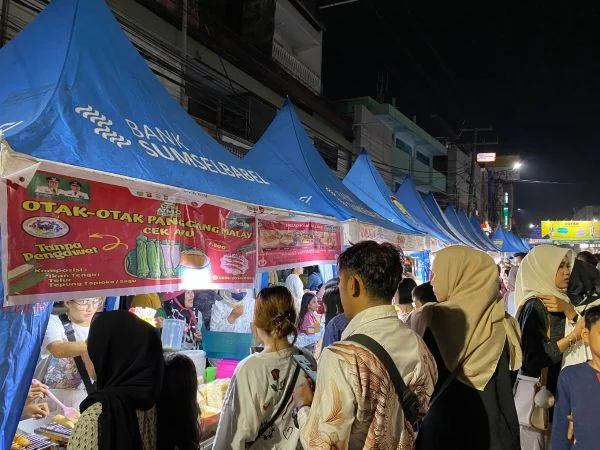 Suasana pengunjung CFN  di jalan Kolonel Atmo sembari menikmati kulineran (Foto : Rani)