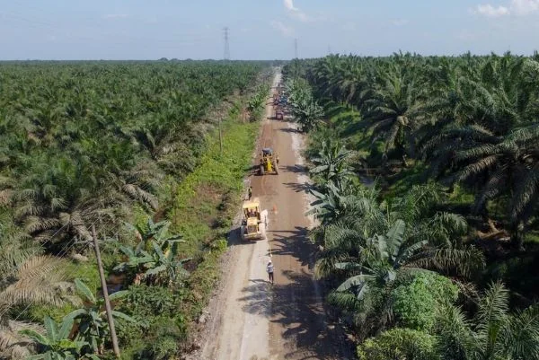 Warga Labuhanbatu Bernapas Lega, Jalan Strategis yang Rusak Puluhan Tahun Kini Diperlebar (Foto : Diskominfo Pemprov Sumut)