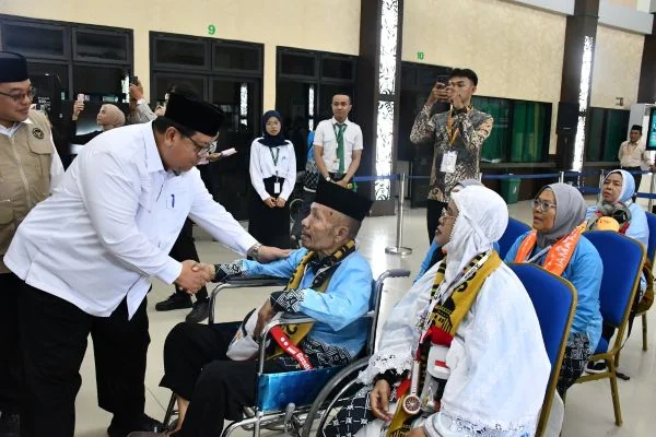 Iqbal Romzi Lepas Kloter 5 Embarkasi Palembang, Jaga Fisik dan Ingat “SMS”
(Foto :Kementerian Haji dan Umrah RI Kanwil Sumsel)
