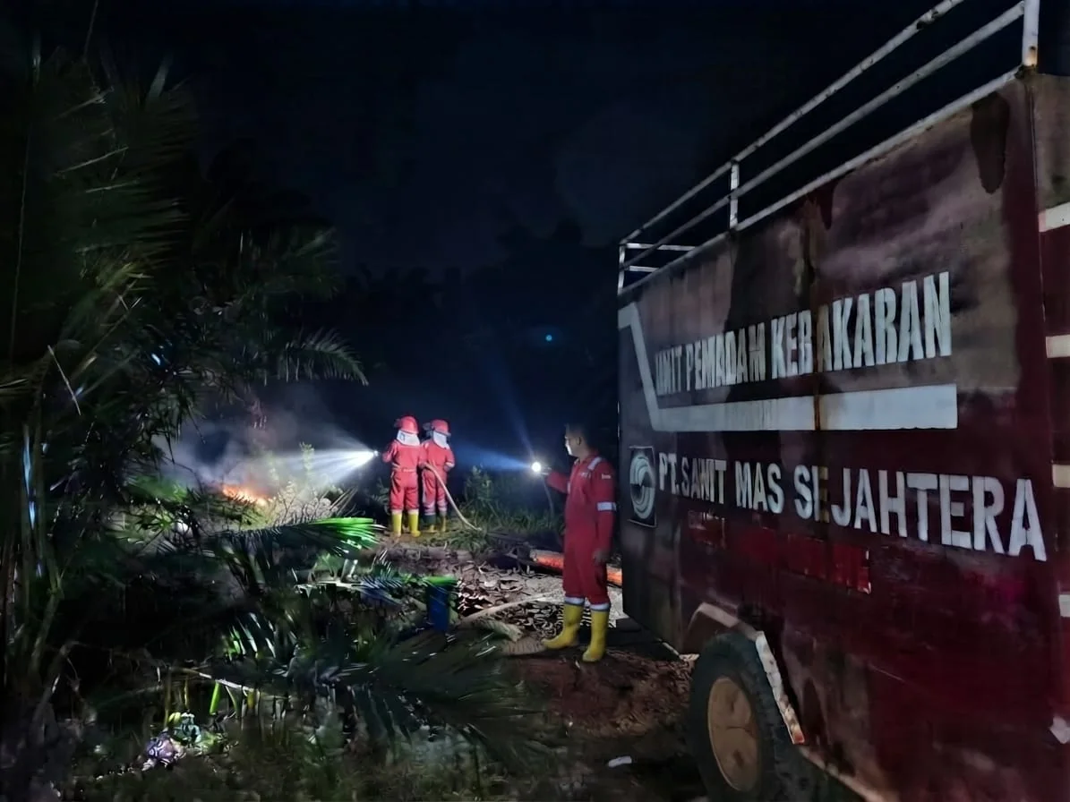 Tim pemadam PT Sawit Mas Sejahtera bersama pemilik lahan bekerja menangani api di lahan warga Desa Wanaraya, Lahat (Foto : Dok Sinar Mas Agribusiness and Food)