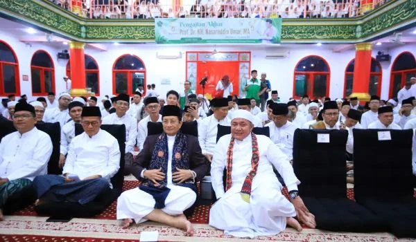 Menteri Agama RI, Prof. Dr. KH. Nasaruddin Umar didampingi Gubernur Sumsel H Herman Deru saat menghadiri acara di Masjid Cheng Ho (Foto: Humas Pemprov Sumsel)