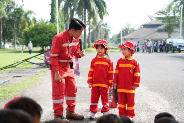Aksi Pemadam Cilik! Keseruan Fire Fun Learning Bersama Fire Brigade Kilang Plaju
(Foto: Pertamina Patra Niaga Kilang Plaju)