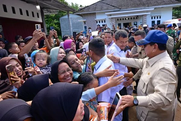 Presiden Prabowo Subianto mengunjungi lokasi terdampak bencana di Posko Pengungsi yang berlokasi di SD Negeri 05 Kayu Pasak Palembayan, Kabupaten Agam (Dok : Ist).