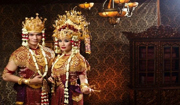 Sejarah dan Makna Filosofis Pakaian Adat Palembang, Aesan Gede dan Paksangko (Foto : Pariwisata Indonesia)
