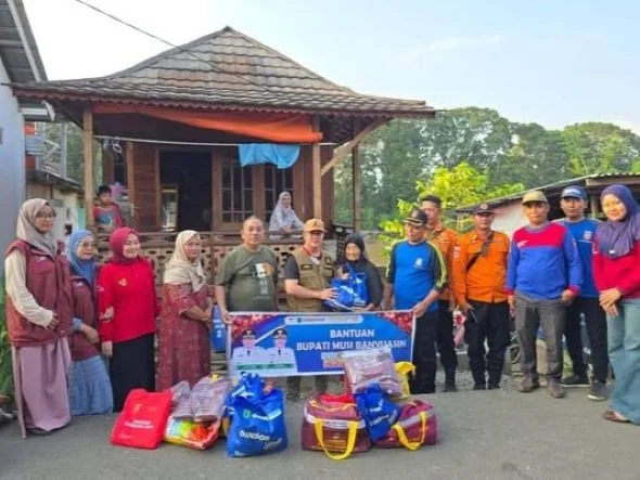 Rumah Warga Lais Muba Longsor, Bupati HM Toha Tohet Salurkan Bantuan dan Penanganan Darurat (Foto : Dok Pemkab Muba)