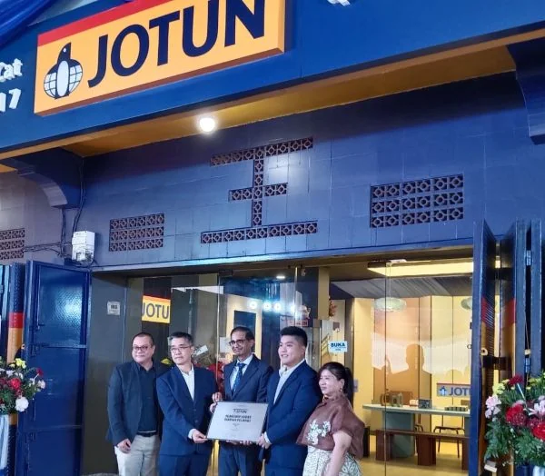 Peresmian Flagship Store Jotun di Palembang dihadiri oleh Lius Husein - General Sales Manager PT Jotun Indonesia, Edy - Owner Jotun Flagship Store Warna Pelangi Palembang, Arun Kumar - President Director PT Jotun Indonesia, William Thesvara - Owner Jotun
