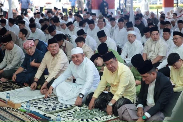 Salat Idul Adha di Griya Agung, Herman Deru Ajak Perkuat Keikhlasan dan Kepedulian Sosial (Foto : Humas Pemprov Sumsel)