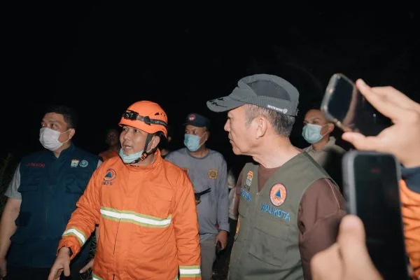Dampak Kemarau, Ratu Dewa Tinjau Karhutla Perbatasan dan Salurkan Air Bersih  (Foto: Dok Pemkot Palembang)