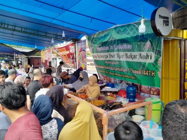 Waga antusias berburu takjil di Pasar Ramadhan WR Supratman (Dok : Ist).