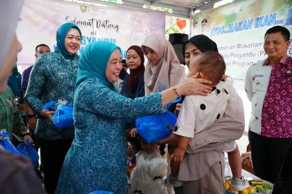 Cegah Stunting di Kecamatan Sako, TP PKK Palembang Salurkan Makanan Olahan Ikan ke Balita (Foto : Dok Pemkot Palembang)