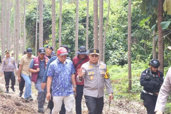 Kapolda Riau Irjen Herry Heryawan mendatangi TKP pembunuhan gajah sumatera (Dok : Ist).