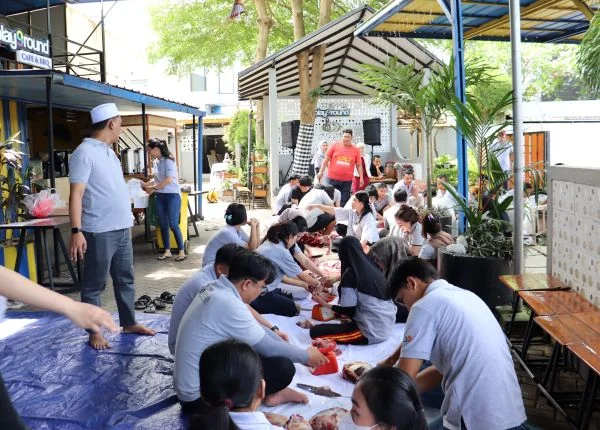 Semangat Berbagi, BATIQA Hotel Palembang Potong 1 Sapi Kurban di Hari Raya Iduladha
(Foto: Batiqa Hotel Palembang)