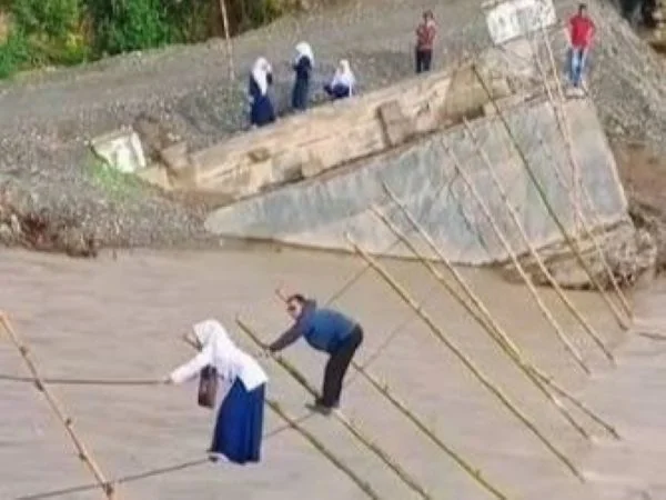 Viral Siswa Seberangi Sungai Pakai Tali, Pemerintah Aceh Desak BNPB Segera Bangun Jembatan
(Foto: FB)