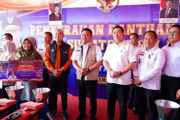 Perkuat Sektor Perikanan, Pemprov Sumsel Bagikan Bantuan Benih dan Mesin Kapal untuk Nelayan (Foto: Dok Pemprov Sumsel)