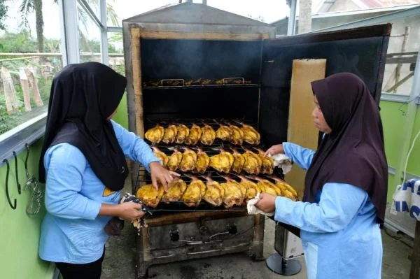 Tampil di Invirotech 2026, Alat Pengasap Ikan Rendah Emisi Besutan Kilang Plaju Curi Perhatian (Foto: Pertamina Patra Niaga Kilang Plaju)