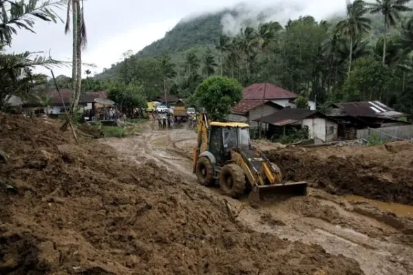Alat berat saat membersihkan material longsor di Tapanuli Selatan, Sumut (Dok : Int).