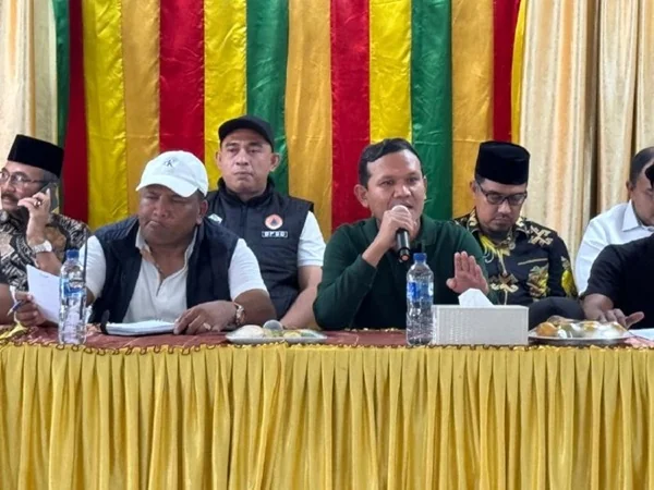 Wakil Gubernur Aceh Fadhlullah memimpin rapat bersama para camat dan seluruh keuchik gampong terdampak bencana di Kabupaten Bireuen (Dok : ist).