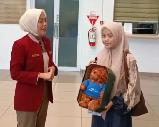 Beri Kejutan di Hari Pelanggan Nasional, Bandara SMB II Bagi-Bagi Souvenir ke Pengguna Jasa
(Foto : Dok Bandara SMB 2 Palembang)