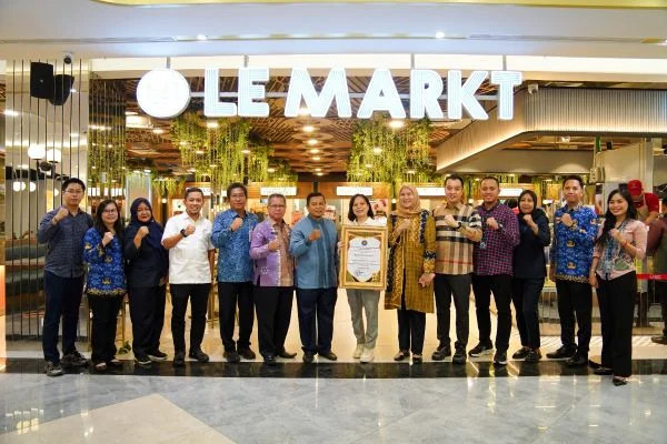 Le Garden dan Le Markt Palembang Indah Mall Raih Piagam Penghargaan Kuliner Halal dari BPJPH (Foto : Palembang Indah Mall)