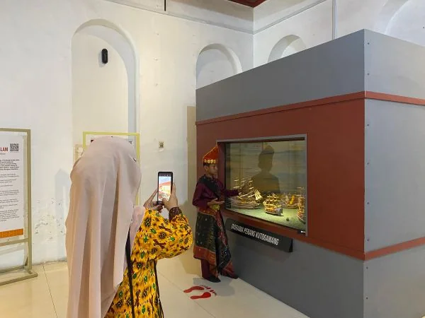 Pengunjung mengabadikan Momen di Museum Sultan Mahmud Badaruddin II Kota Palembang, (Foto/Rani).