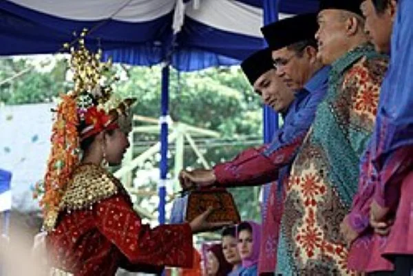 Tari setabik di pembukaan Muba Expo ketika menyambut Gubernur Sumatera Selatan Alex Noerdin. (Doc/Wikipedia)