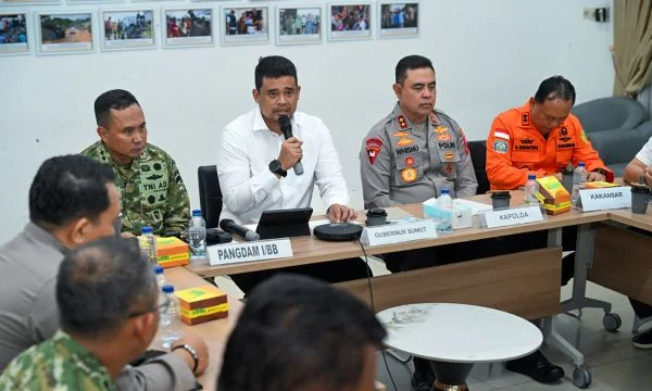 Gubernur Sumatera Utara (Sumut) Muhammad Bobby Afif Nasution  saat mengikuti rapat terbatas dengan Presiden Republik Indonesia Prabowo Subianto secara daring di Posko Tanggap Bencana di Gedung Bakti Kwarda Sumut (Dok : Ist).